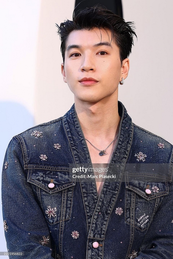 HIEUTHUHAI tự tin đọ sắc cùng thành viên đình đám BTS tại Paris Fashion Week