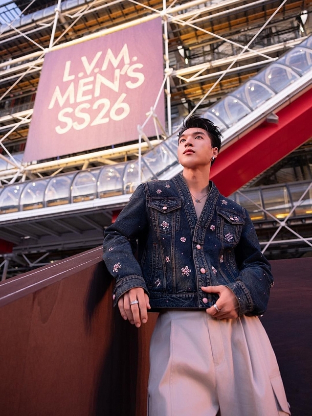 HIEUTHUHAI tự tin đọ sắc cùng thành viên đình đám BTS tại Paris Fashion Week