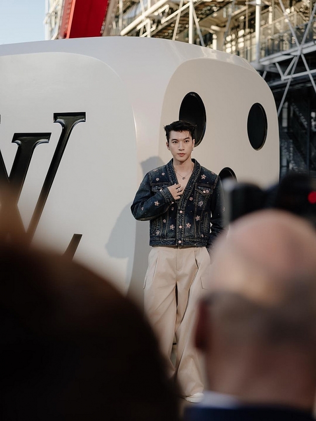 HIEUTHUHAI tự tin đọ sắc cùng thành viên đình đám BTS tại Paris Fashion Week