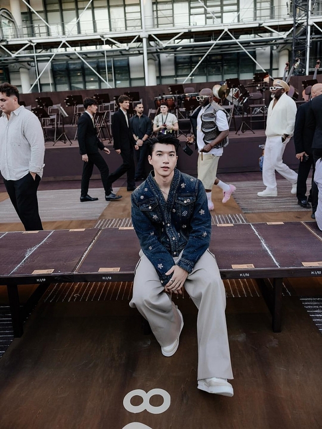 HIEUTHUHAI tự tin đọ sắc cùng thành viên đình đám BTS tại Paris Fashion Week