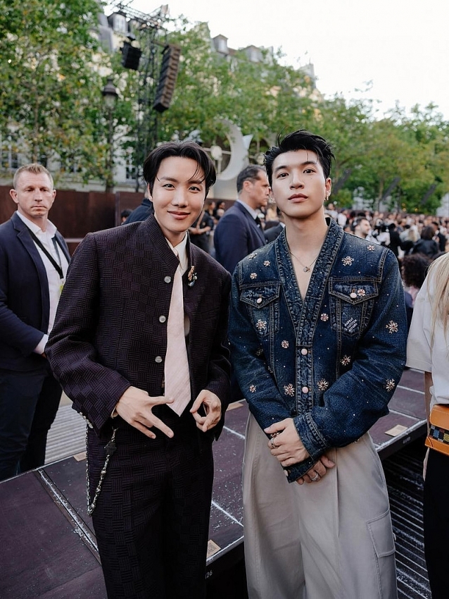 HIEUTHUHAI tự tin đọ sắc cùng thành viên đình đám BTS tại Paris Fashion Week