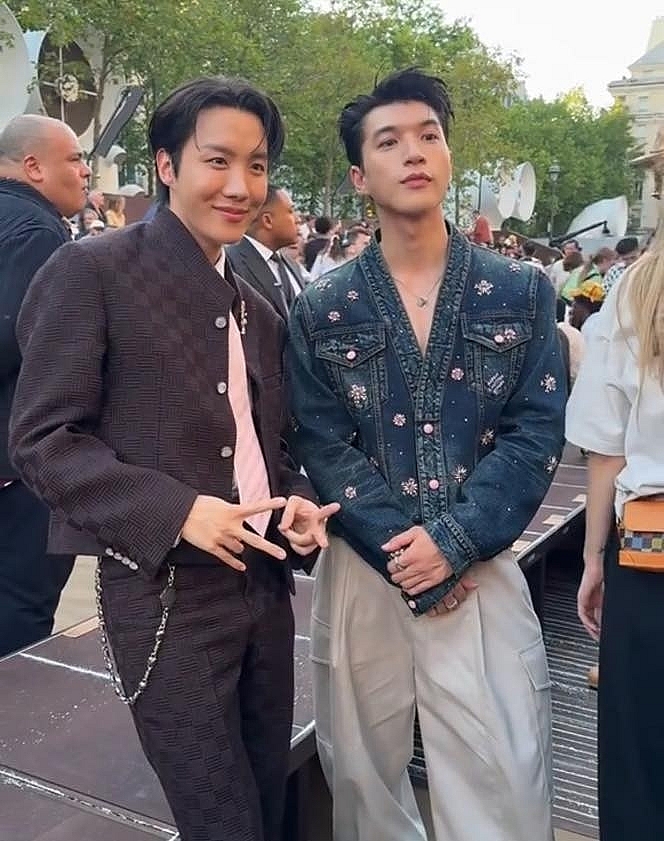 HIEUTHUHAI tự tin đọ sắc cùng thành viên đình đám BTS tại Paris Fashion Week
