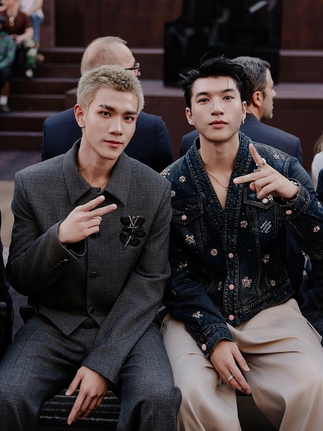 HIEUTHUHAI tự tin đọ sắc cùng thành viên đình đám BTS tại Paris Fashion Week