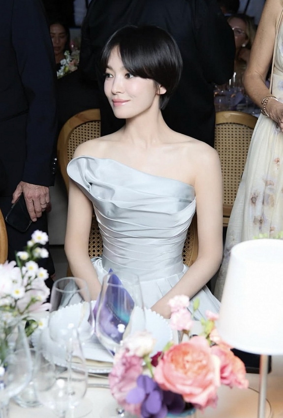 Song Hye Kyo xuất hiện trẻ trung như thiếu nữ ở tuổi U50