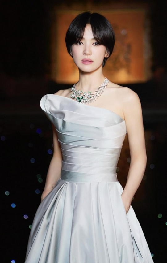 Song Hye Kyo xuất hiện trẻ trung như thiếu nữ ở tuổi U50