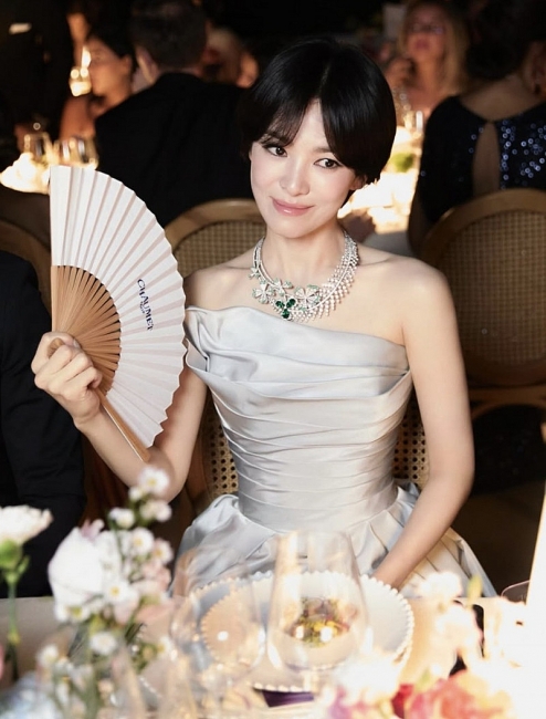 Song Hye Kyo xuất hiện trẻ trung như thiếu nữ ở tuổi U50