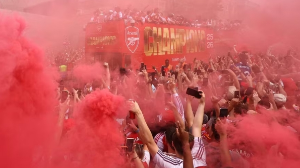 ‘Biển người’ Arsenal cuồng nhiệt rước cúp Ngoại hạng Anh