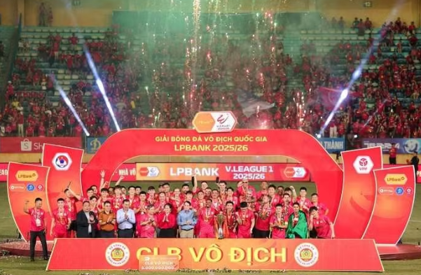 CLB Công an Hà Nội tưng bừng nâng cúp V-League