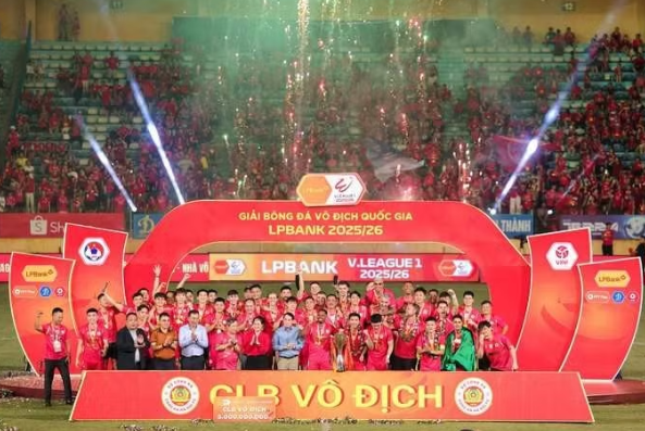 CLB Công an Hà Nội tưng bừng nâng cúp V-League