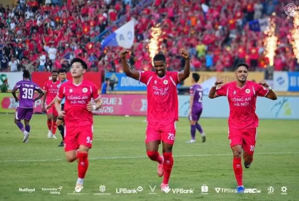 CLB Công an Hà Nội tưng bừng nâng cúp V-League