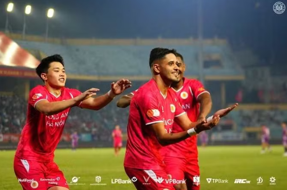 CLB Công an Hà Nội tưng bừng nâng cúp V-League