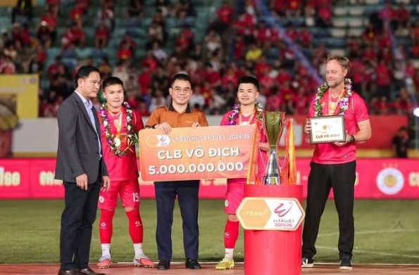 CLB Công an Hà Nội tưng bừng nâng cúp V-League