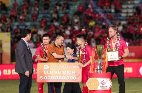 CLB Công an Hà Nội tưng bừng nâng cúp V-League