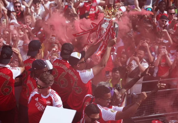 ‘Biển người’ Arsenal cuồng nhiệt rước cúp Ngoại hạng Anh ‘Biển người’ Arsenal cuồng nhiệt rước cúp Ngoại hạng Anh