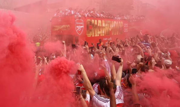 ‘Biển người’ Arsenal cuồng nhiệt rước cúp Ngoại hạng Anh ‘Biển người’ Arsenal cuồng nhiệt rước cúp Ngoại hạng Anh