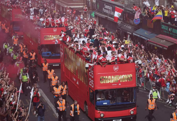 ‘Biển người’ Arsenal cuồng nhiệt rước cúp Ngoại hạng Anh ‘Biển người’ Arsenal cuồng nhiệt rước cúp Ngoại hạng Anh