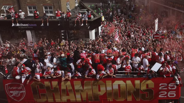‘Biển người’ Arsenal cuồng nhiệt rước cúp Ngoại hạng Anh ‘Biển người’ Arsenal cuồng nhiệt rước cúp Ngoại hạng Anh