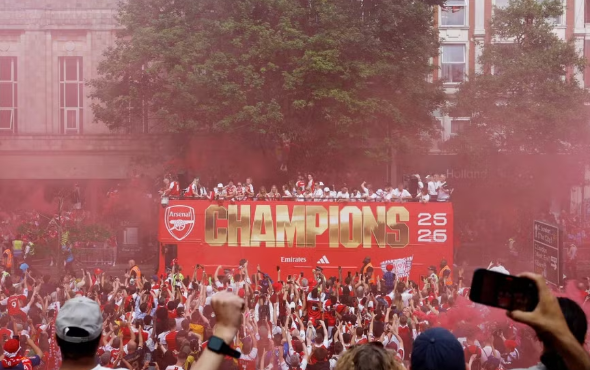 ‘Biển người’ Arsenal cuồng nhiệt rước cúp Ngoại hạng Anh ‘Biển người’ Arsenal cuồng nhiệt rước cúp Ngoại hạng Anh