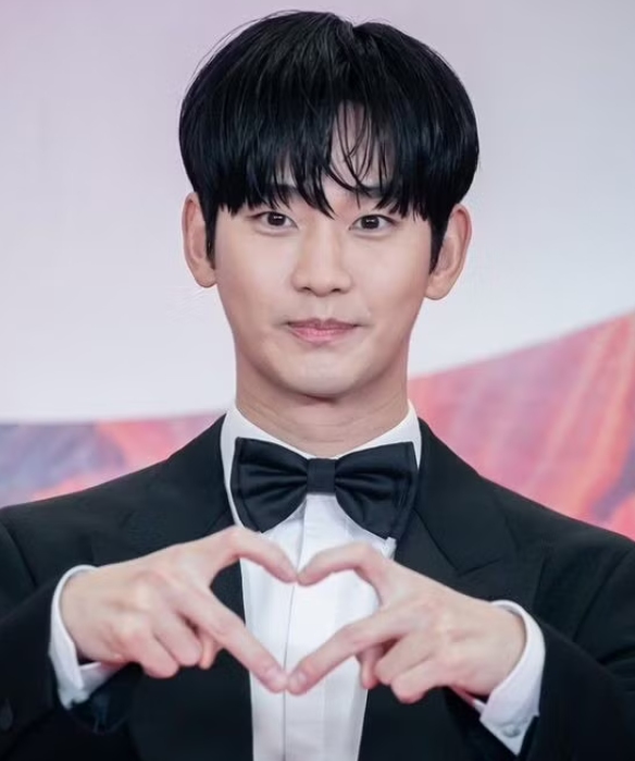 Kim Soo Hyun tái xuất, người hâm mộ phản ứng bất ngờ