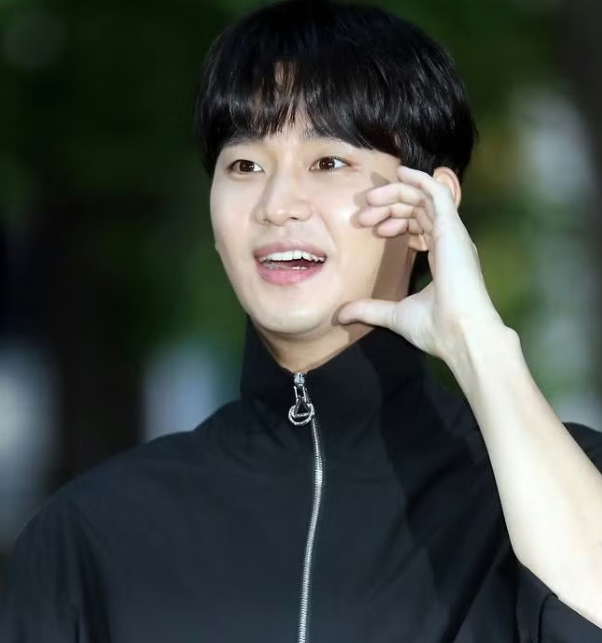 Kim Soo Hyun tái xuất, người hâm mộ phản ứng bất ngờ