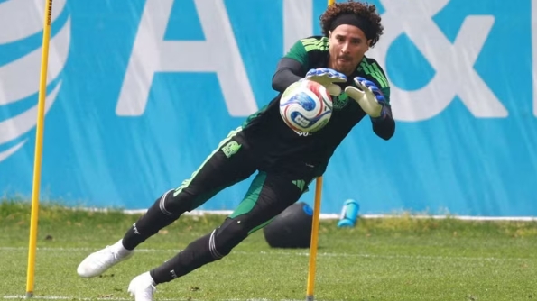 Thủ môn Ochoa lập kỳ tích chưa từng có với bóng đá Mexico