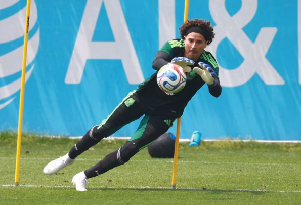 Thủ môn Ochoa lập kỳ tích chưa từng có với bóng đá Mexico