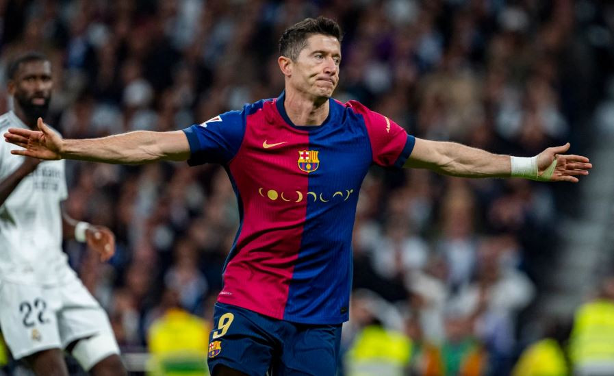 Man Utd nên ưu tiên chiêu mộ Dusan Vlahovic thay vì Robert Lewandowski