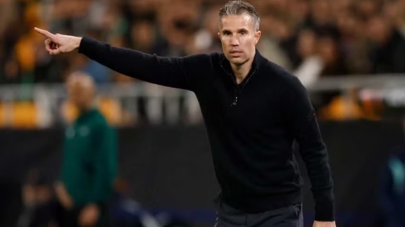 HLV Robin van Persie bị đội bóng Hà Lan sa thải