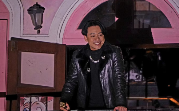 Ca sĩ Tuấn Hưng tạm hoãn live show Góc ban công tại Hà Nội do vấn đề sức khỏe