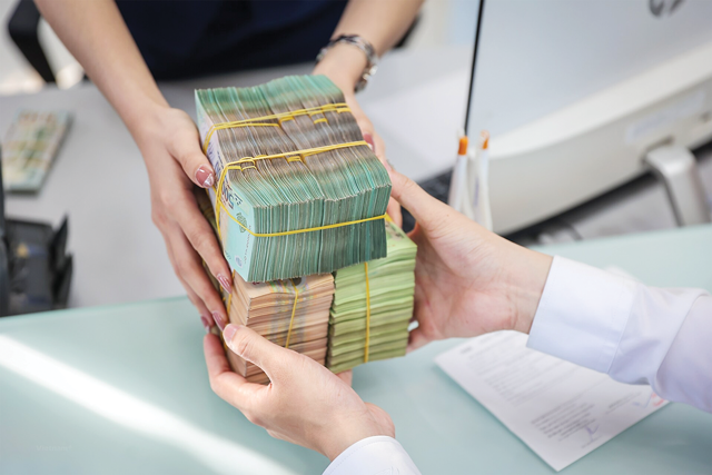Kinh tế Việt Nam trước thế khó: Giữ tỷ giá hay thúc tăng trưởng?
