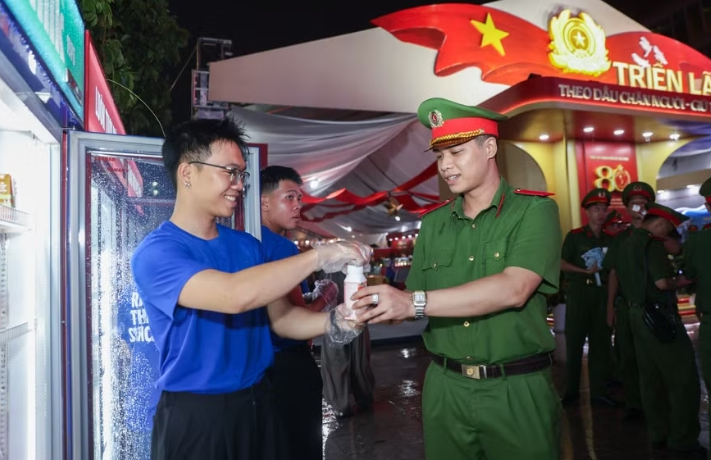 Vinamilk mang đến những trạm tiếp năng lượng giữa Gala "Tổ Quốc Bình Yên"