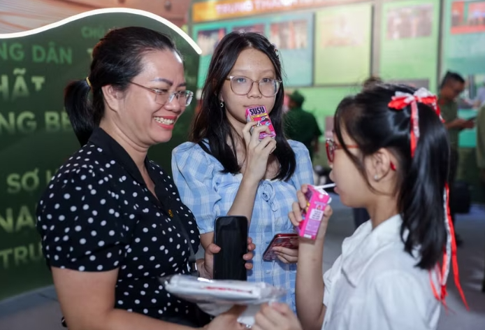 Vinamilk mang đến những trạm tiếp năng lượng giữa Gala "Tổ Quốc Bình Yên"