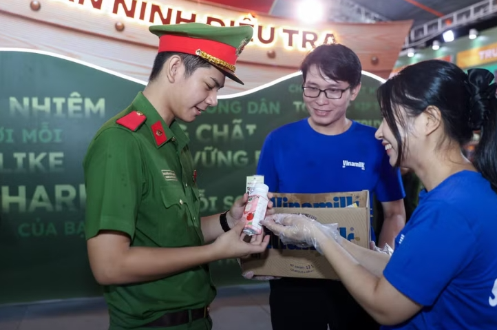 Vinamilk mang đến những trạm tiếp năng lượng giữa Gala "Tổ Quốc Bình Yên"
