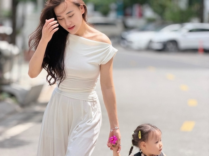 Con gái Phương Oanh gây chú ý với loạt biểu cảm ngọt ngào khi đi học mầm non