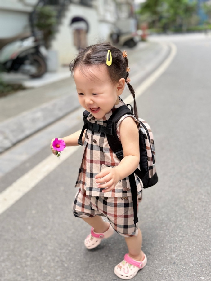Con gái Phương Oanh gây chú ý với loạt biểu cảm ngọt ngào khi đi học mầm non