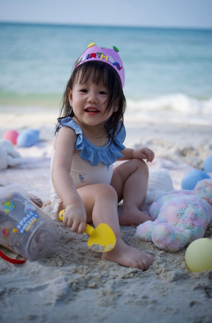 Con gái Phương Oanh gây chú ý với loạt biểu cảm ngọt ngào khi đi học mầm non