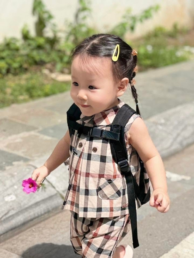 Con gái Phương Oanh gây chú ý với loạt biểu cảm ngọt ngào khi đi học mầm non