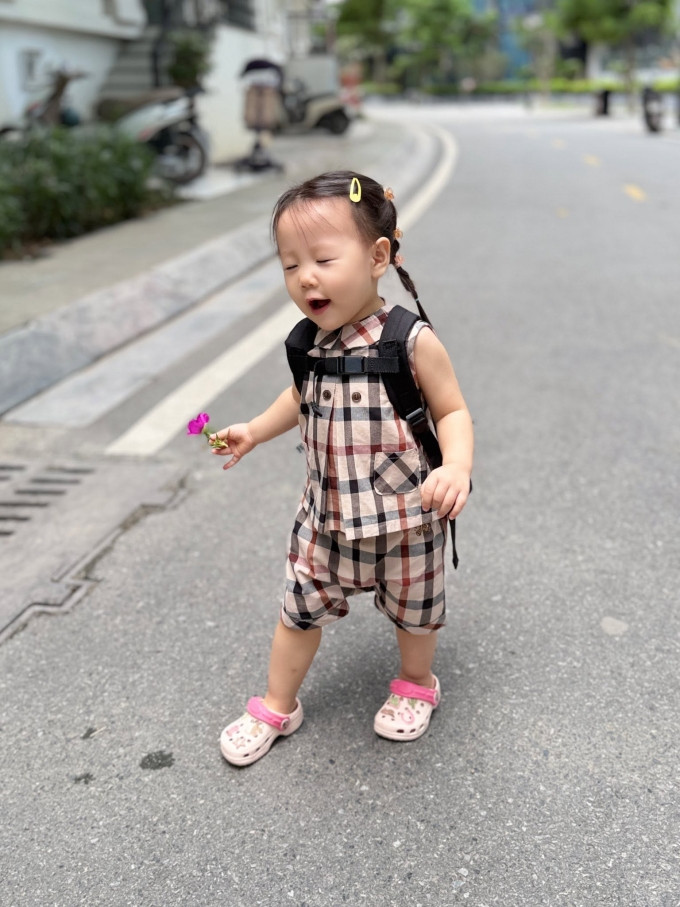 Con gái Phương Oanh gây chú ý với loạt biểu cảm ngọt ngào khi đi học mầm non