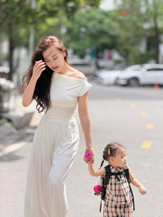 Con gái Phương Oanh gây chú ý với loạt biểu cảm ngọt ngào khi đi học mầm non