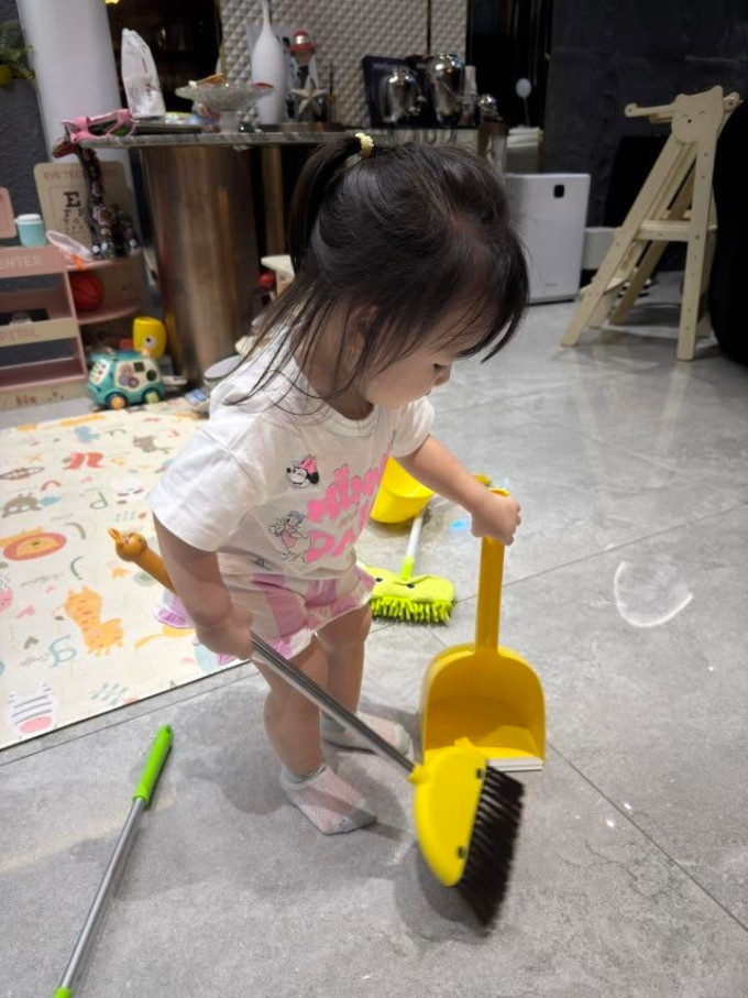 Con gái Phương Oanh gây chú ý với loạt biểu cảm ngọt ngào khi đi học mầm non