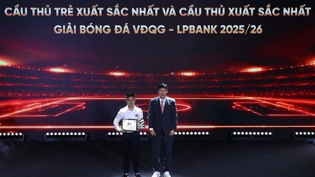 Quang Hải thắng giải Cầu thủ xuất sắc nhất V-League 2025/26 trong ngày CAHN đại thắng