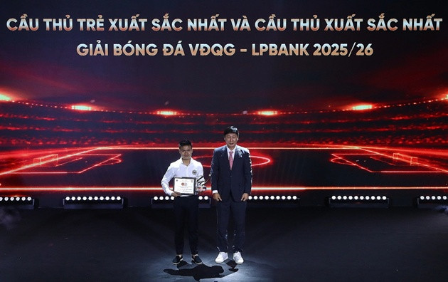 Quang Hải thắng giải Cầu thủ xuất sắc nhất V-League 2025/26 trong ngày CAHN đại thắng