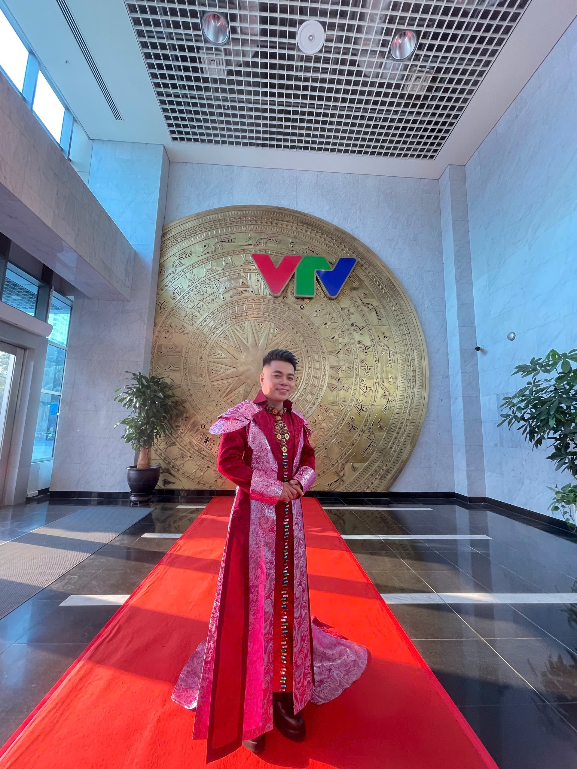 Ca sĩ Châu Á David Le  Hành trinh 20 năm tuổi Đảng, 30 năm cống hiến vì nghệ thuật và cộng đồng.