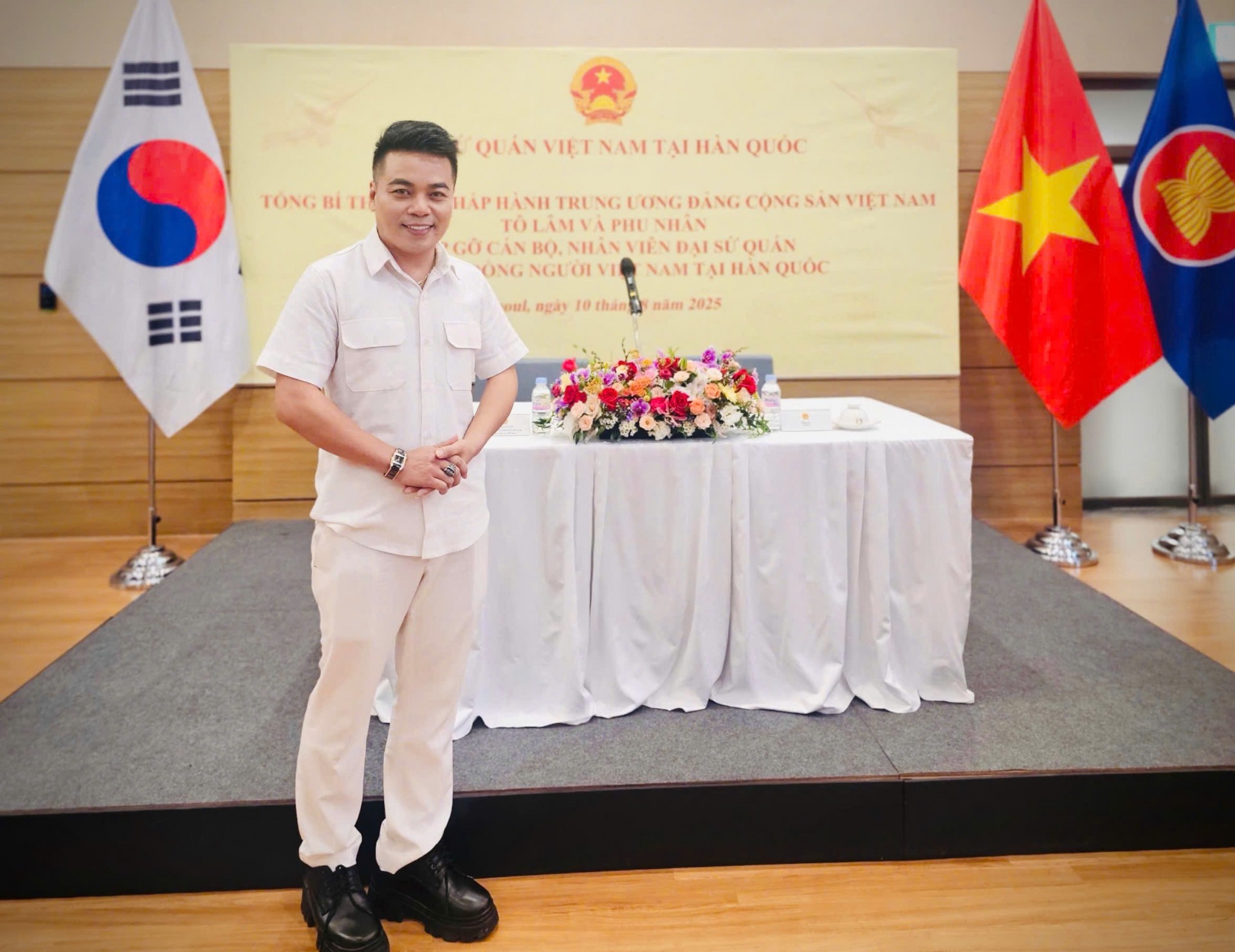 Ca sĩ Châu Á David Le  Hành trinh 20 năm tuổi Đảng, 30 năm cống hiến vì nghệ thuật và cộng đồng.