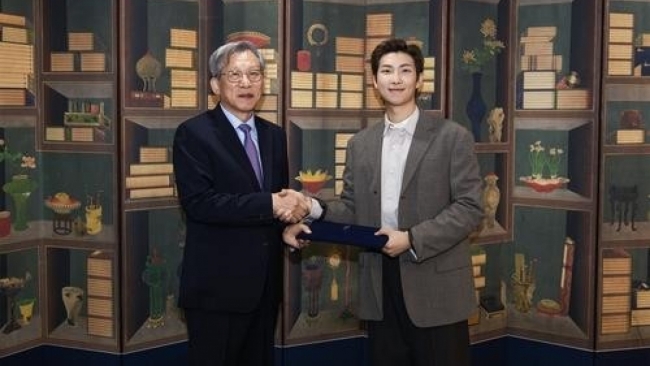 Một thành viên nhóm nhạc BTS được bổ nhiệm làm Đại sứ toàn cầu đầu tiên của Bảo tàng quốc gia Hàn Quốc