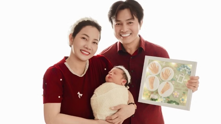 Bà xã Cao Minh Đạt: "Nhìn chồng chăm con, tôi càng thương hơn"
