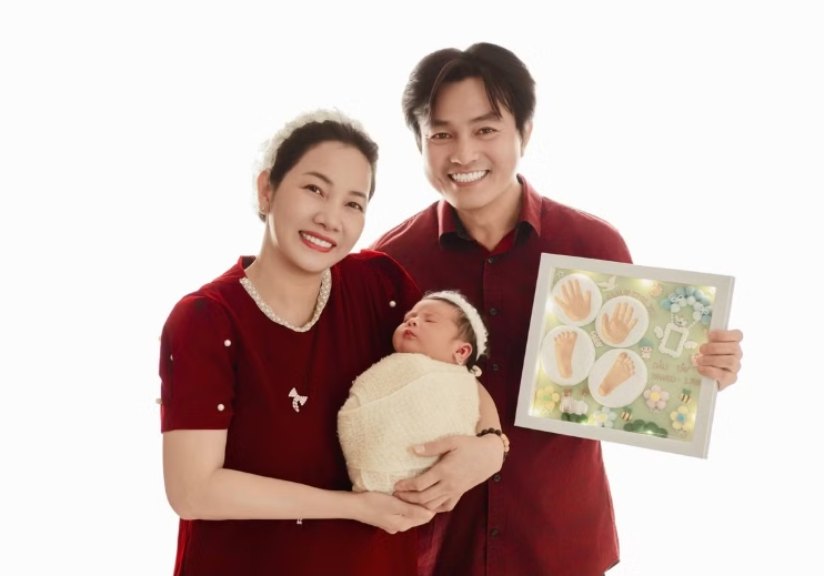 Bà xã Cao Minh Đạt: "Nhìn chồng chăm con, tôi càng thương hơn"