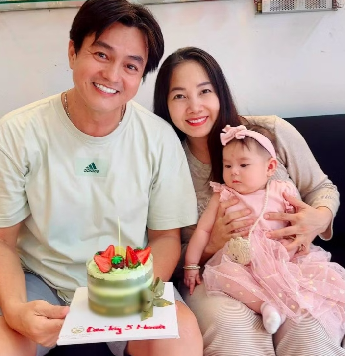 Bà xã Cao Minh Đạt: "Nhìn chồng chăm con, tôi càng thương hơn"