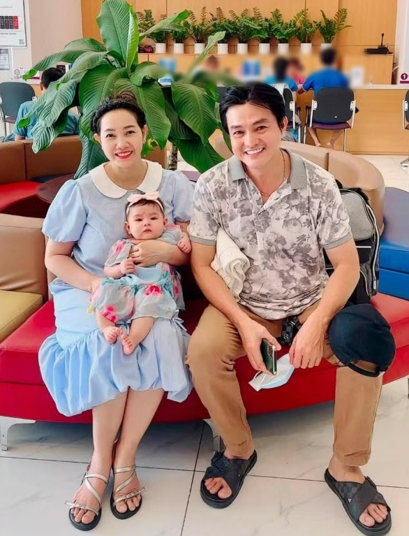 Bà xã Cao Minh Đạt: "Nhìn chồng chăm con, tôi càng thương hơn"