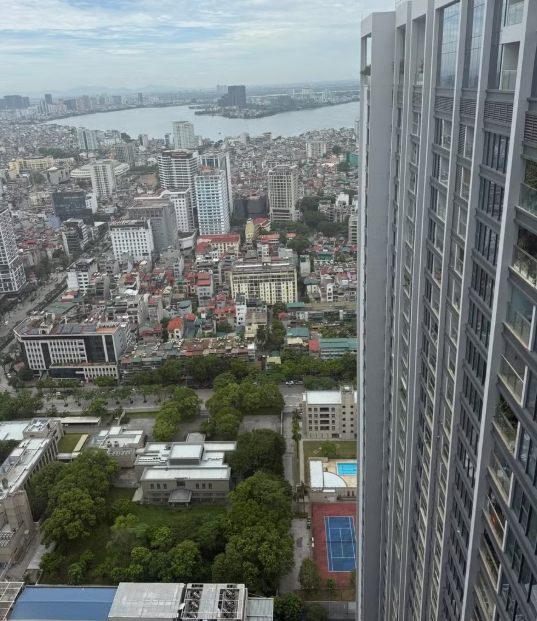 Mai Phương Thúy đáp trả nhận xét "giàu có nhờ danh hiệu Hoa hậu"